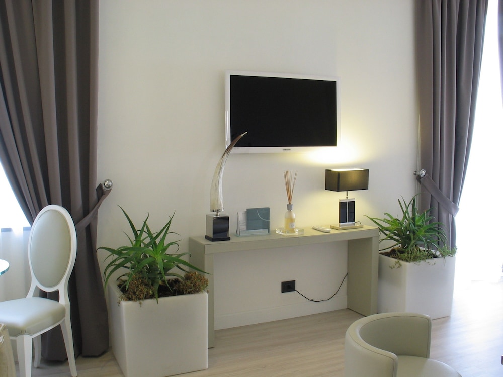 Luxury Suite - Photo 4