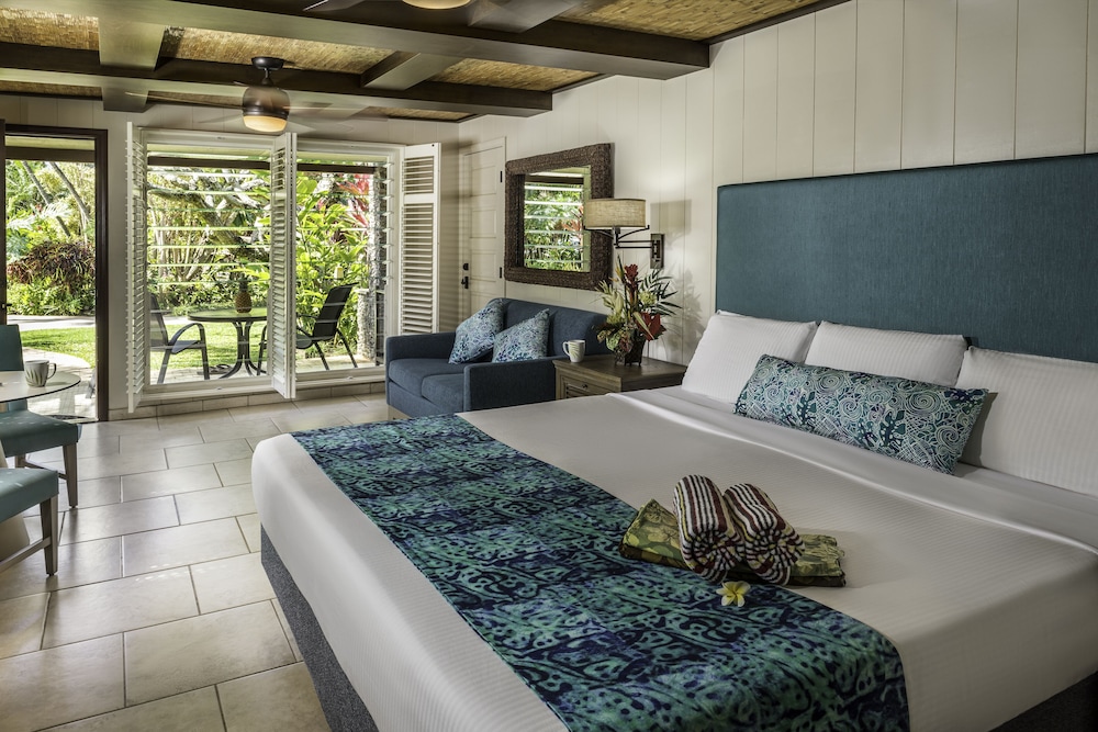 Studio, 1 King Bed, Pool View