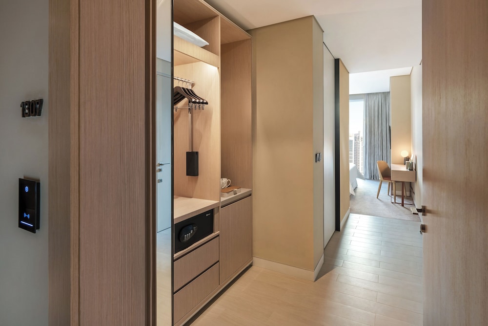 Deluxe Room, 1 King Bed (Burj Khalifa View) photo 2