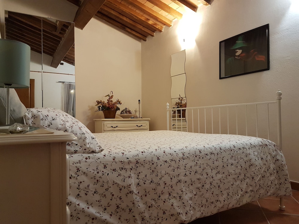 Standard Room, 1 Queen Bed, Shared Bathroom