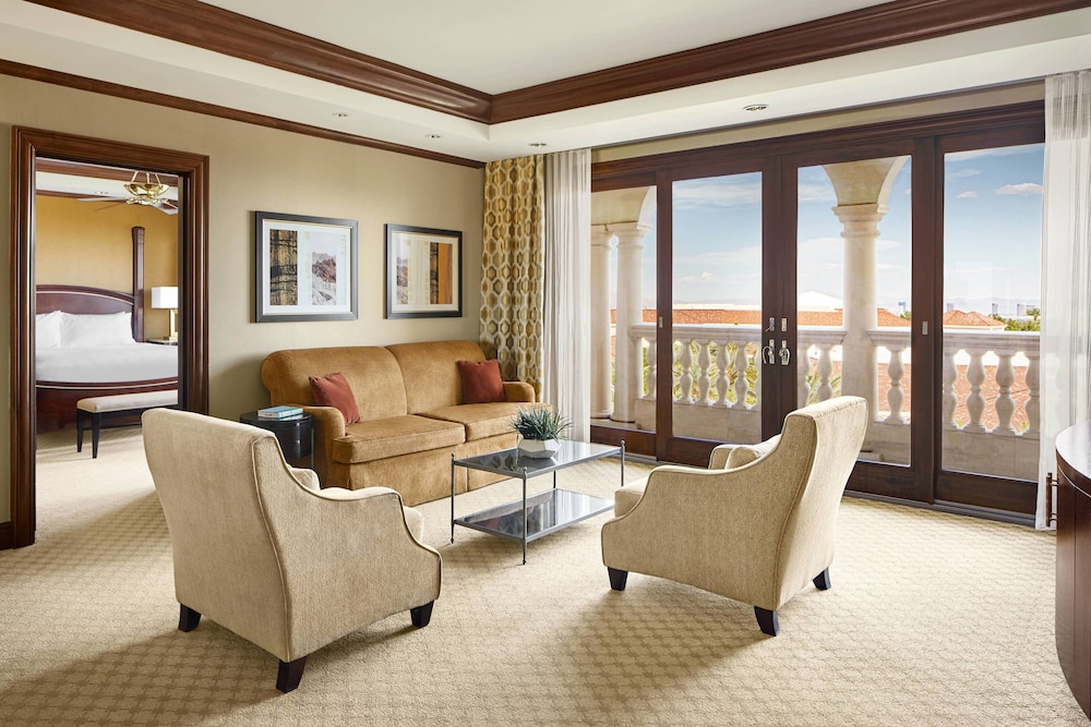 Suite, 1 Bedroom - Photo 2