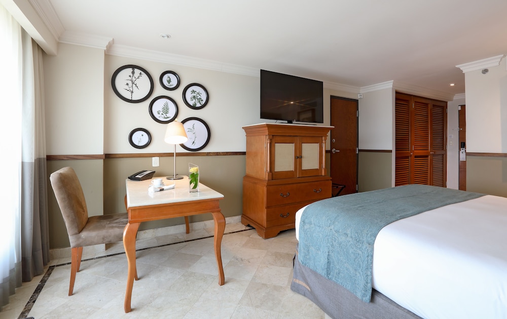 Club Room, 1 King Bed - Photo 2