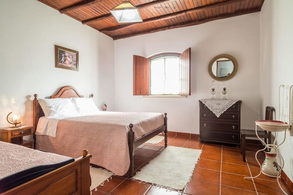 Family Cottage, 3 Bedrooms, Patio, Mountain View photo 2