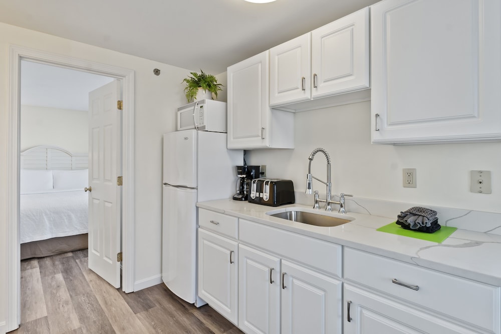 Suite, 1 Bedroom, Kitchenette, 1 King Bed OR 2 Queen Beds (Stairs Required) photo 3