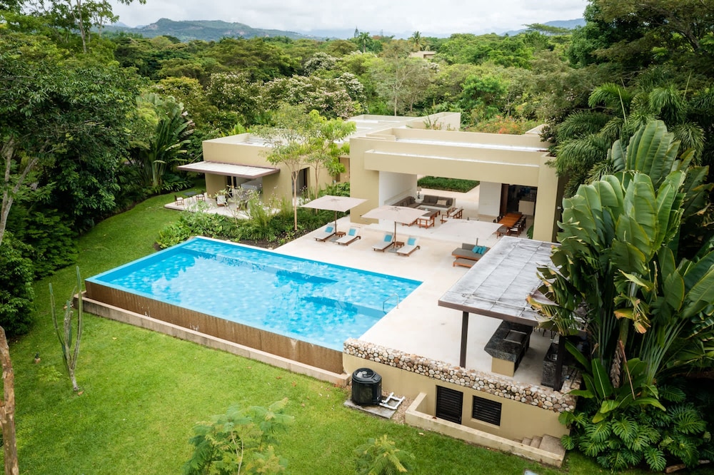 Villa photo 1