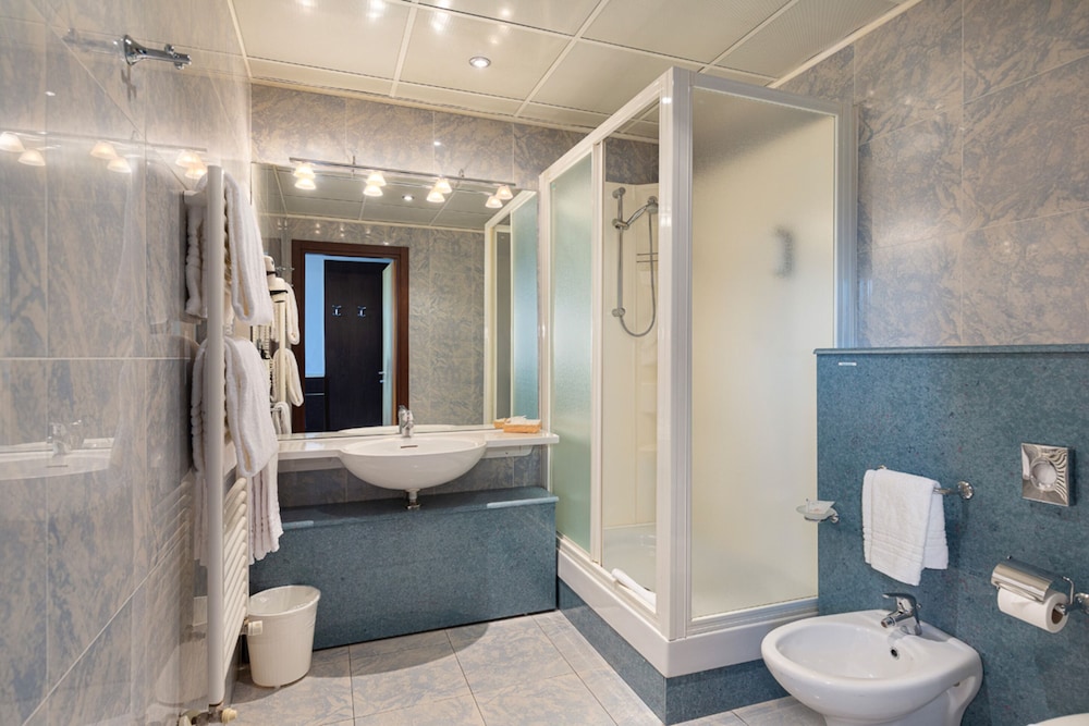 Deluxe Double or Twin Room - Photo 9