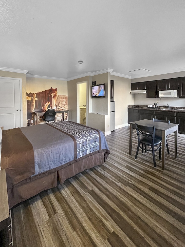 Standard Room, 1 Queen Bed, Kitchen photo 2