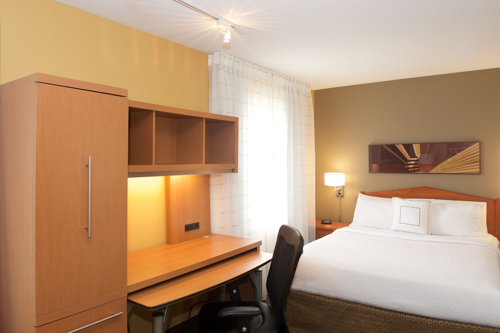 Suite, 1 Queen Bed with Sofa bed - Photo 2