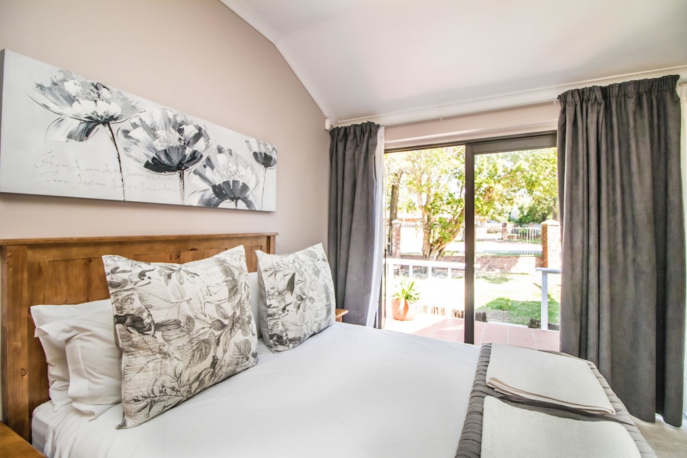 Little Rose Guest Room 1
