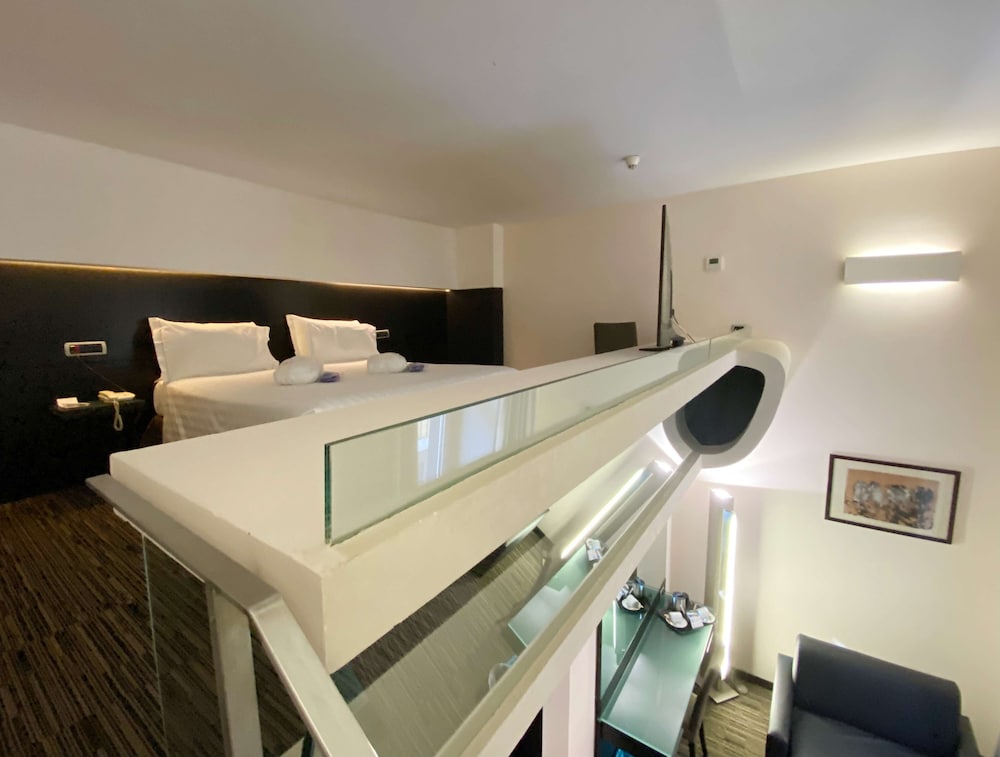 Junior Suite, 1 King Bed - Photo 4