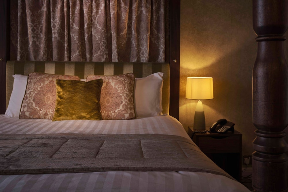 Standard Four Poster photo 2