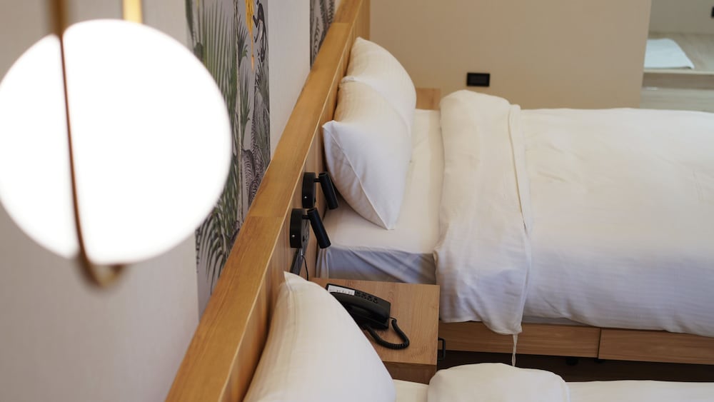 Signature Quadruple Room, Bathtub, Tower photo 2