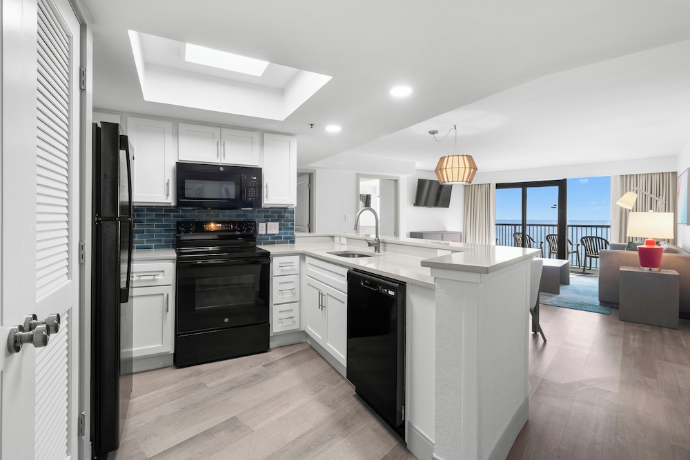Mariner Oceanfront Deluxe Two Bedroom Condo - Photo 9