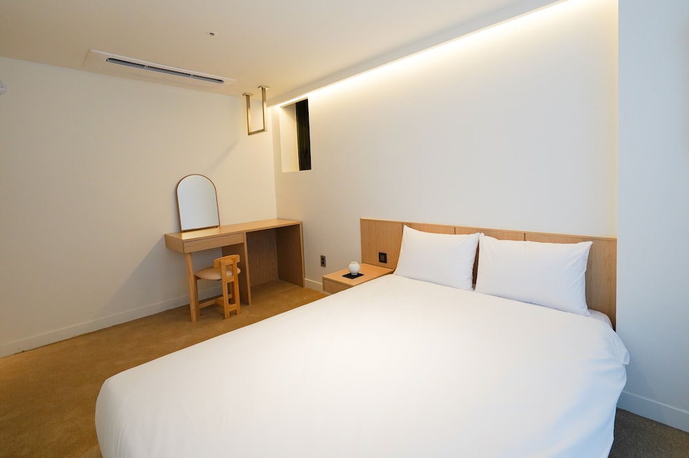Annex Standard Triple Suite - Photo 7