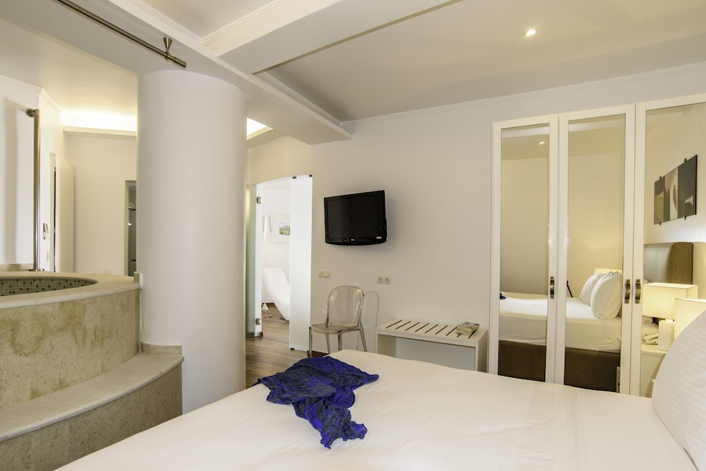 Honeymoon Suite, Jetted Tub - Photo 19