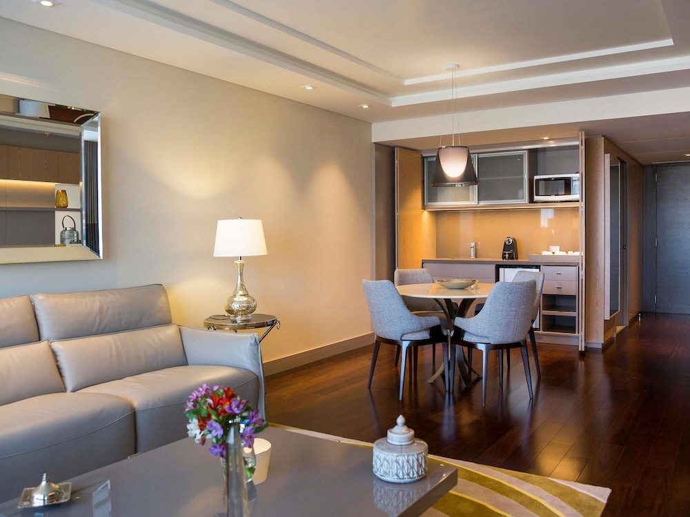 Executive Suite, 1 King Bed, Balcony thumbnail 6