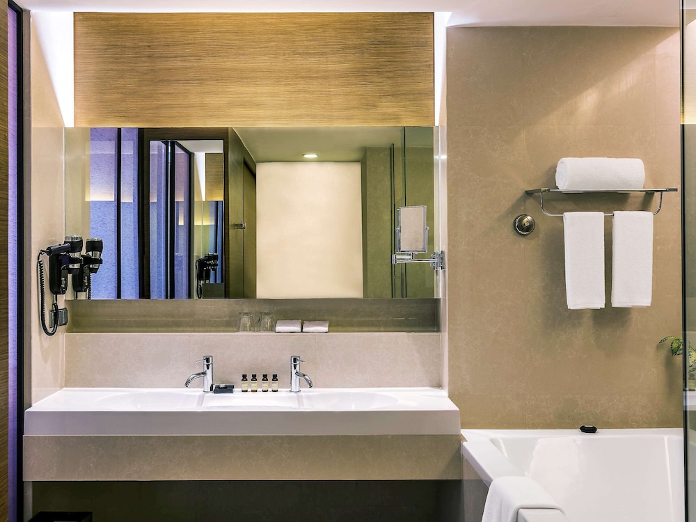 Executive Suite Room, Lounge Access, 1 King Bed, High Floor thumbnail 6