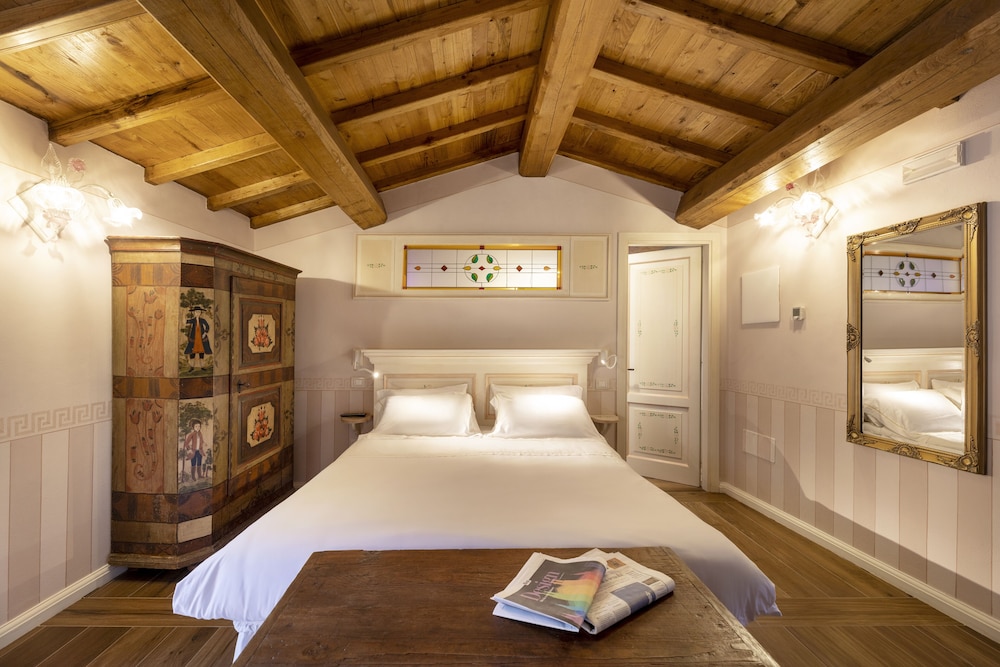 Deluxe Double Room - Photo 9