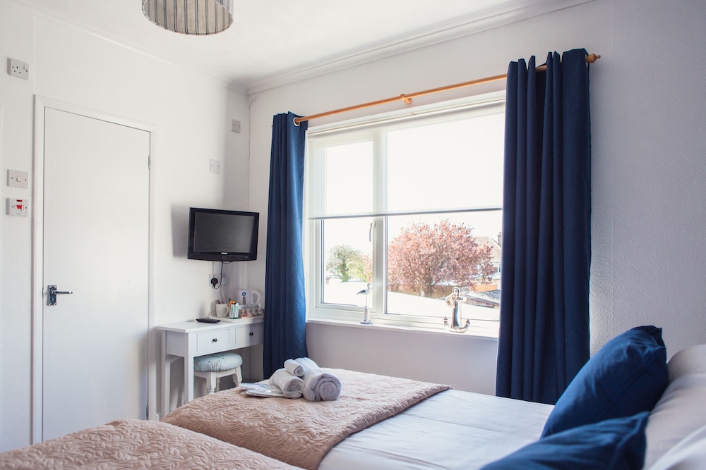 Double or Twin Room (Large) photo 3