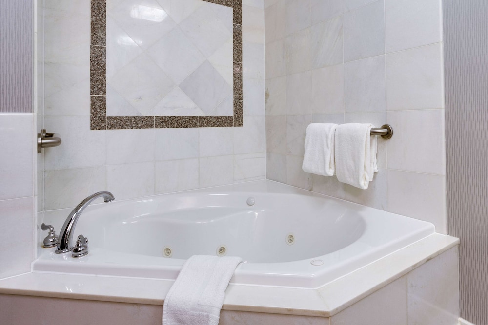 Deluxe Room, 1 King Bed, Refrigerator & Microwave (Upper Floor, Jetted Tub)