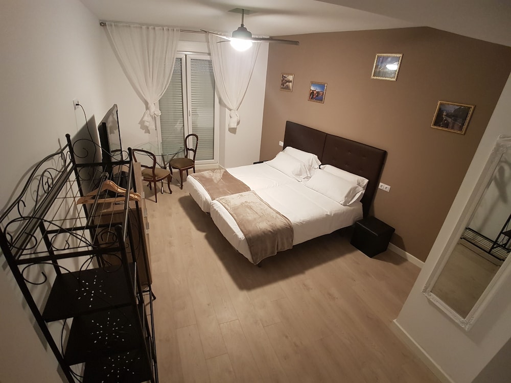 Deluxe Double Room, 1 King Bed photo 2