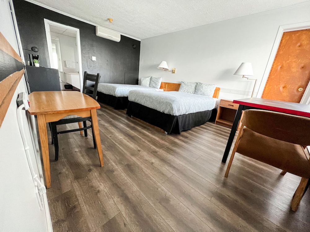 Economy Quadruple Room, 2 Double Beds, Private Bathroom, River View photo 1