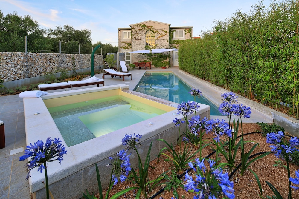 Villa photo 1