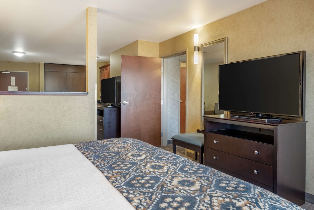 Suite, Multiple Beds, Non Smoking, Refrigerator & Microwave - Photo 2