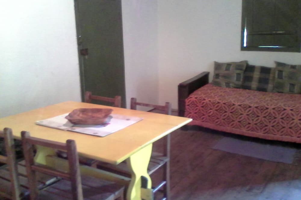 House, 2 Bedrooms photo 2