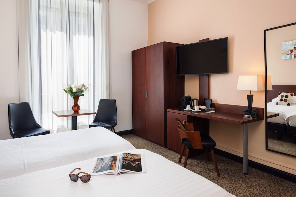 Deluxe Room, 1 King Bed, Non Smoking (Larger Room) - Photo 28