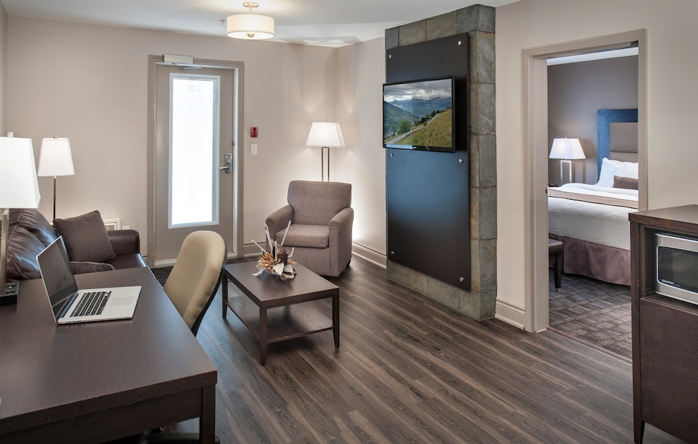 Suite, 1 King Bed, Non Smoking, Refrigerator & Microwave photo 2