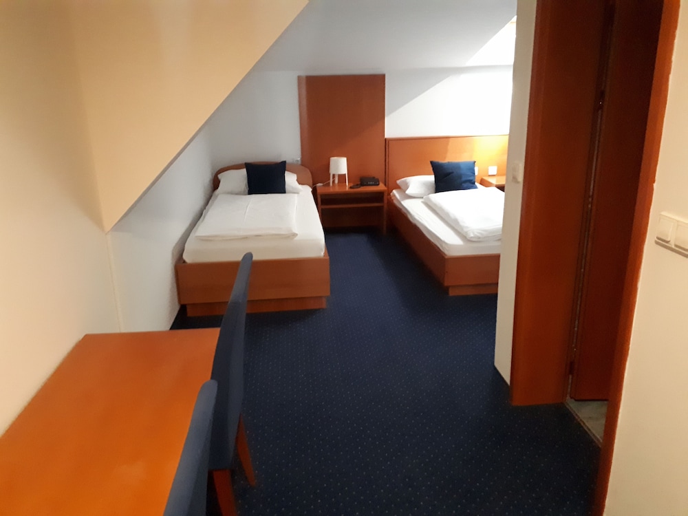 Basic Triple Room photo 3