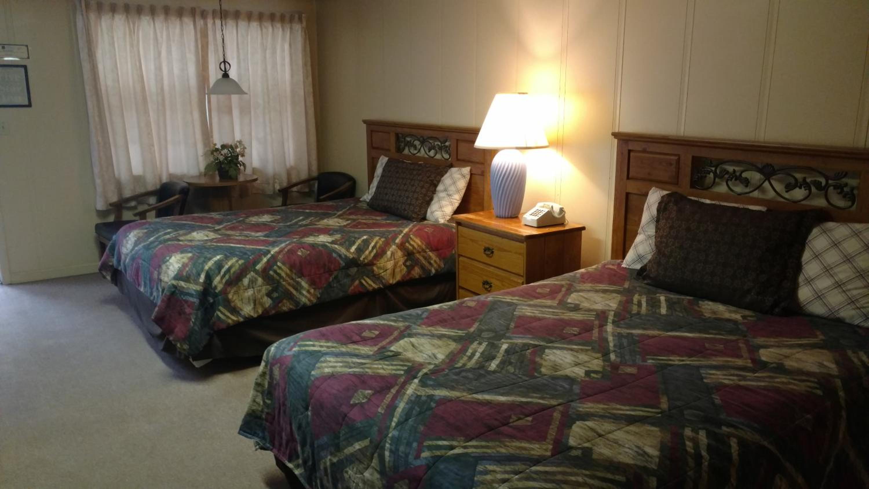 Queen Room with Two Queen Beds - Non-Smoking photo 2