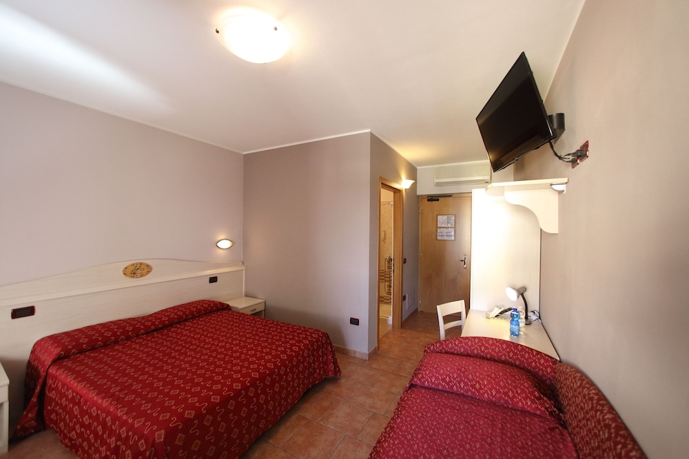 Basic Double or Twin Room, Tower photo 2