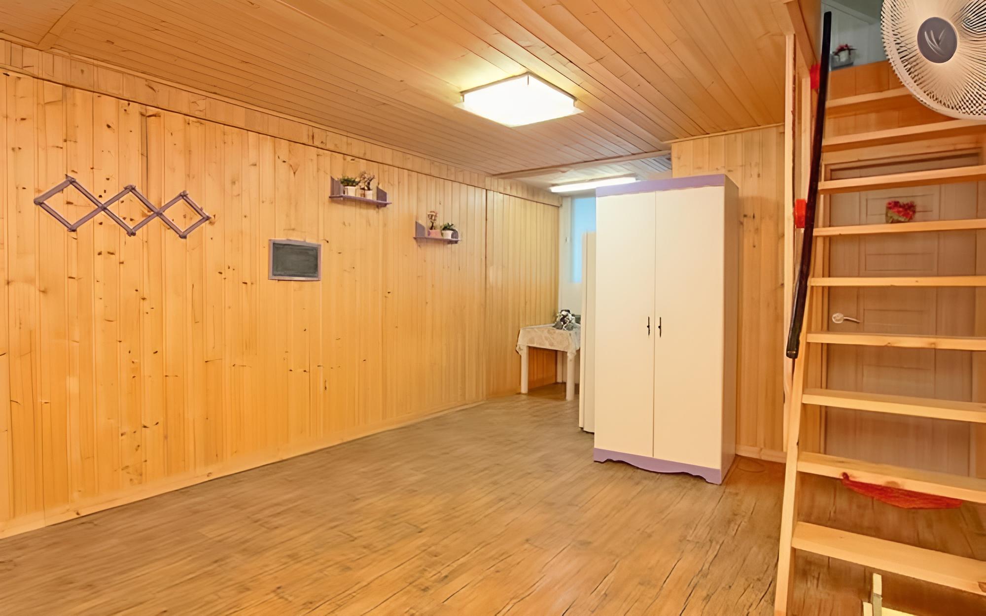 Room (Pink Firefly) photo 1