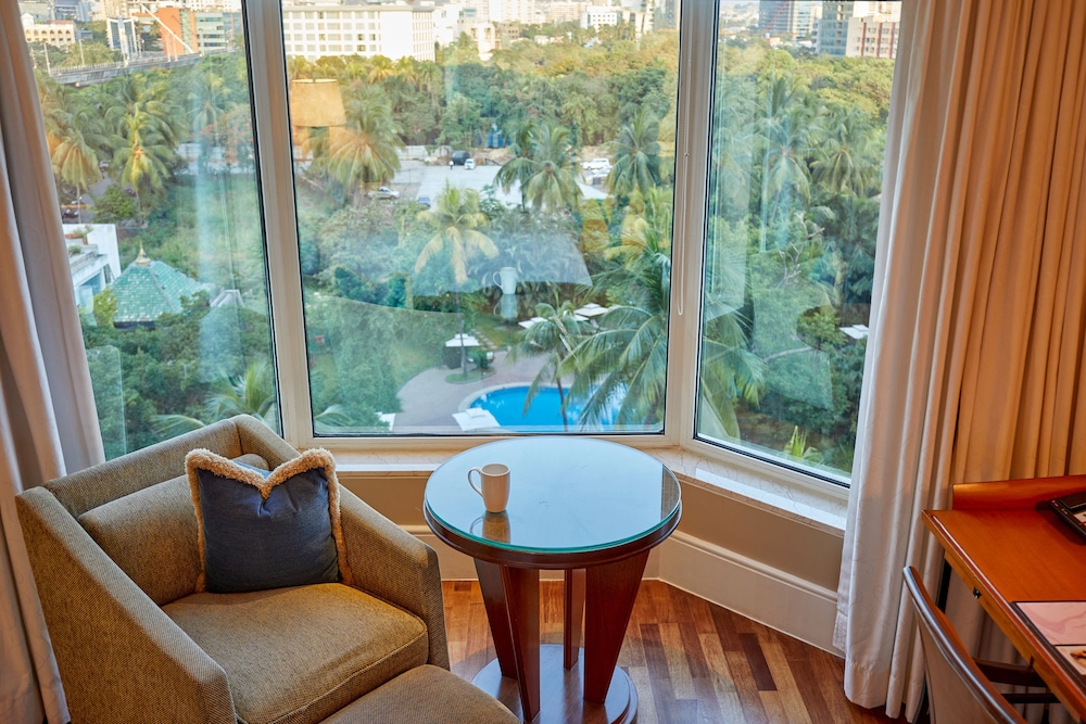 Premier Room, Pool View - Photo 4