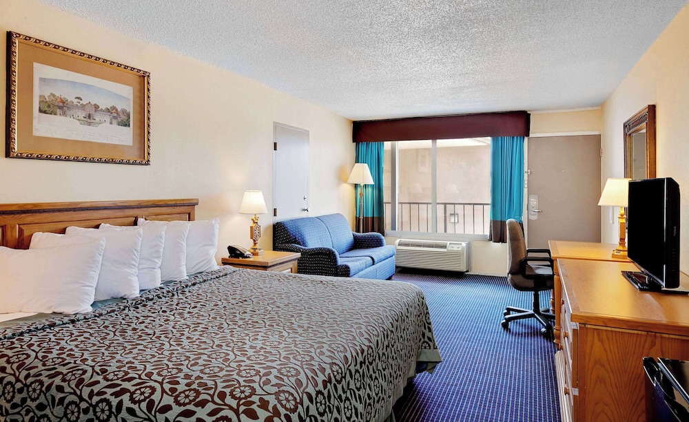 Studio Suite, 1 King Bed, Non Smoking - Photo 2