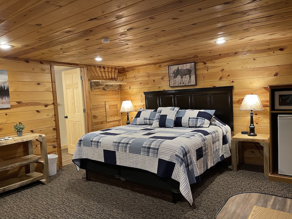 Classic Single Room, 1 King Bed, Refrigerator & Microwave, Hill View photo 1