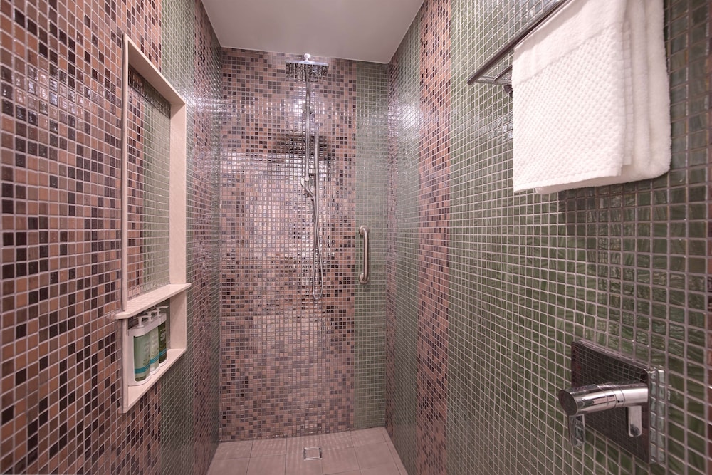 Suite, 3 Bedrooms - Photo 28