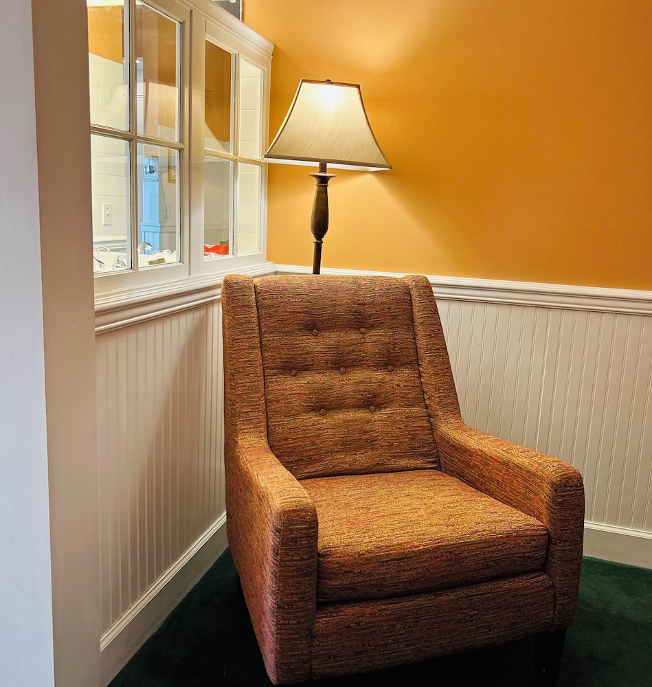 Handicap Accessible Queen Room photo 3