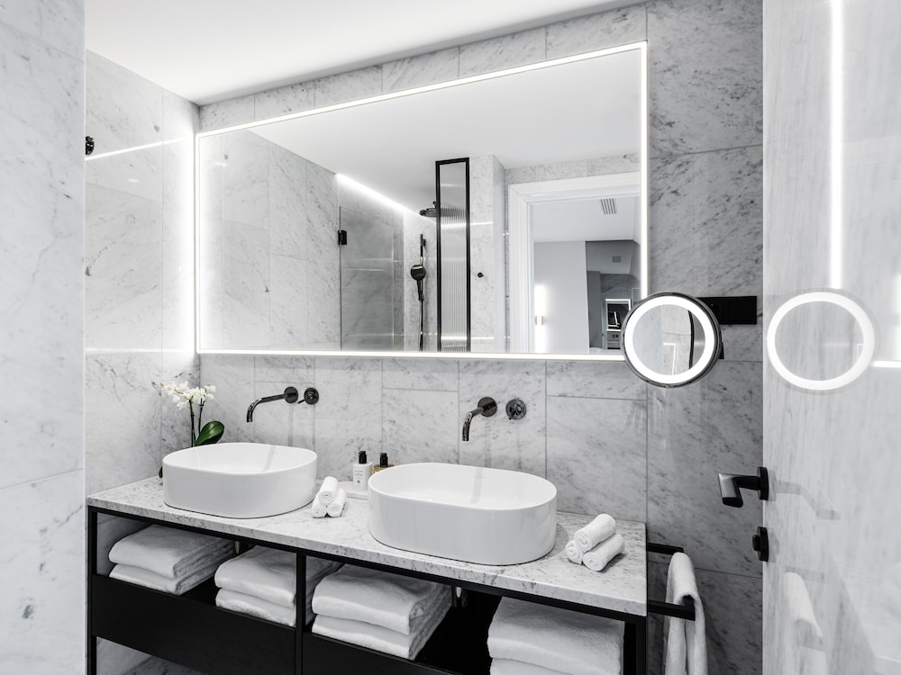 Luxury Suite thumbnail 5