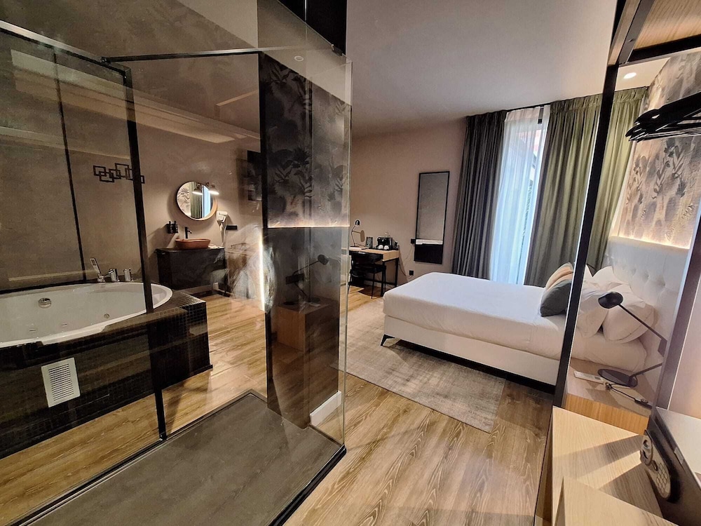 Deluxe Suite, Jetted Tub, Garden View