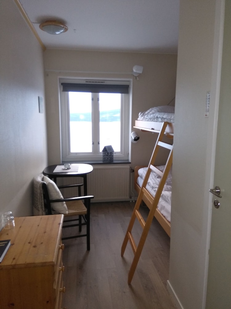 Twin Room (1 bunk bed) photo 2