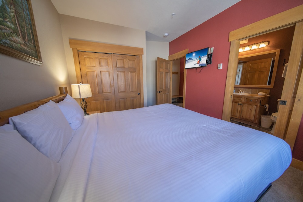 Premium Townhome, 2 Bedrooms, Balcony, Mountain View (Elk Run Villas 9574) photo 2