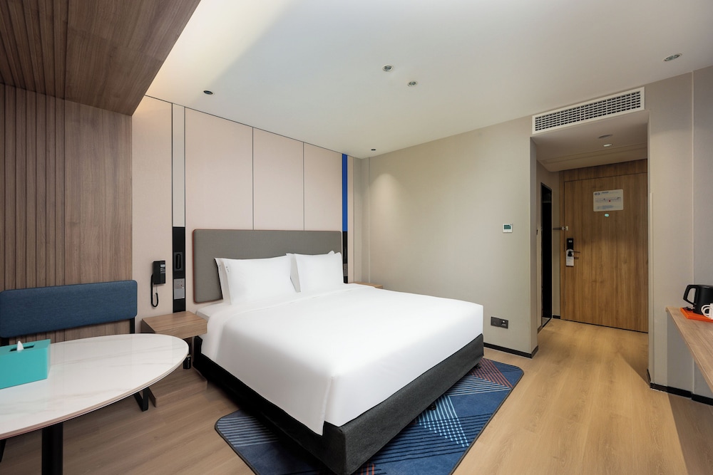 Standard Room, 1 King Bed, Accessible - Photo 3