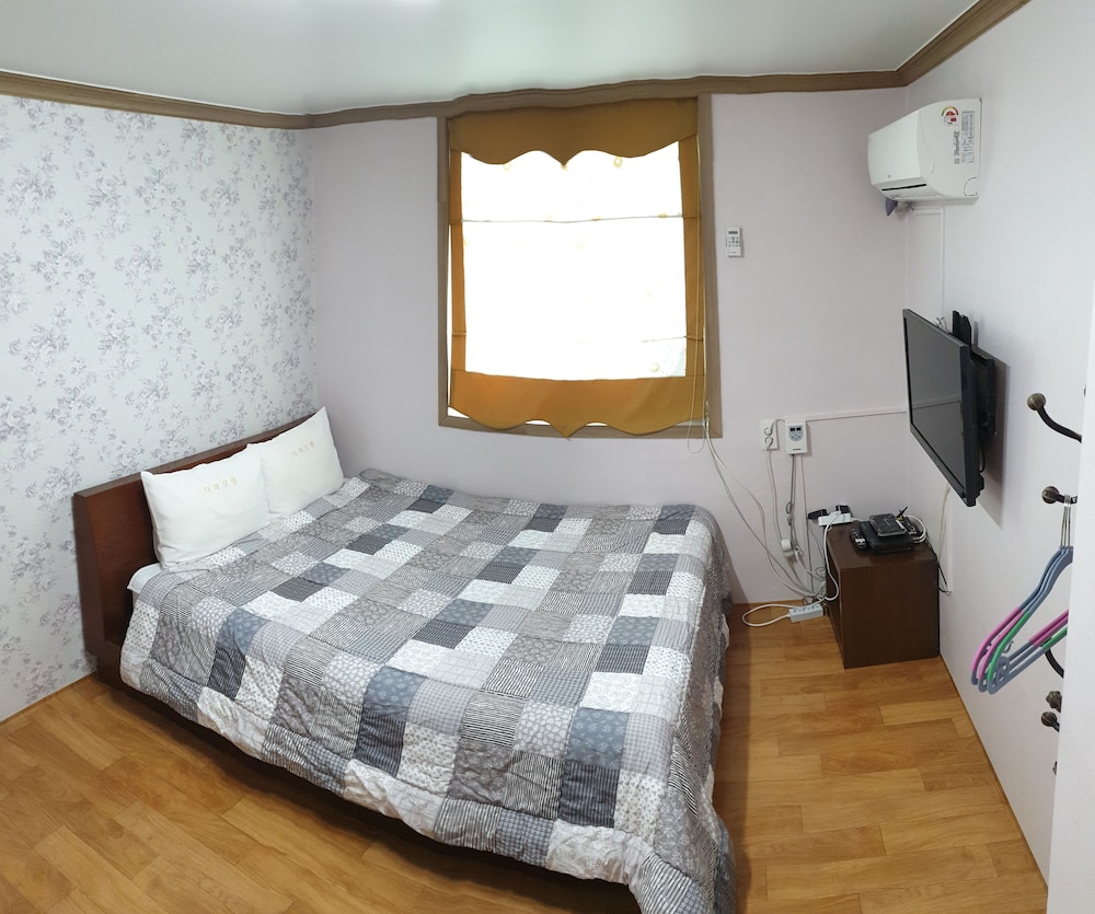 Room, 2 Bedrooms photo 3