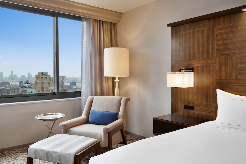 Deluxe Room, 1 King Bed (Empire State View) thumbnail 6