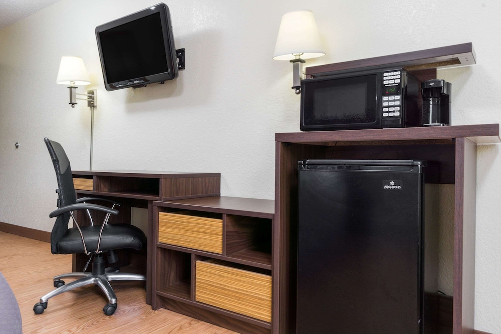 Suite, 1 King Bed, Refrigerator - Photo 3