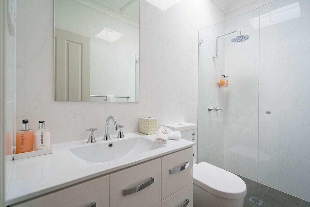 Deluxe Double Room, 1 Queen Bed, Garden View, Courtyard Area photo 2