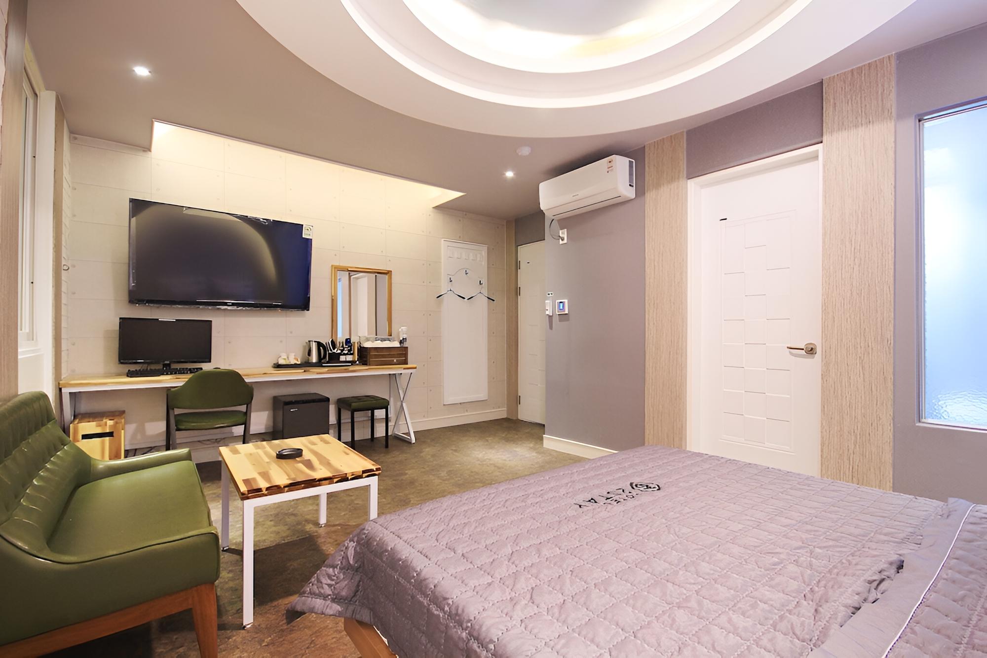Room (Luxury (PC/Bathtub)) - Photo 2